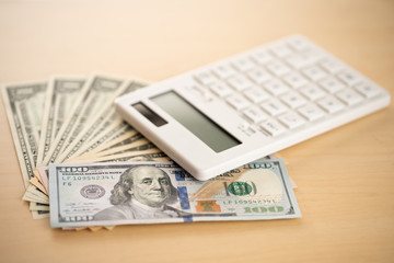 家計をイメージしたお金と電卓