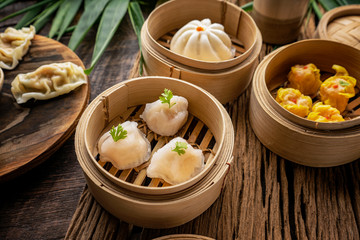 Dim sum, Dim Sum on the wooden table, top view and space for text input , Dim Sum (Chinese food) in steamed bamboo - obrazy, fototapety, plakaty