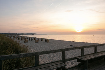 Fototapeta premium Ostsee Strand Zugang, Strandkörbe, Seebrücke