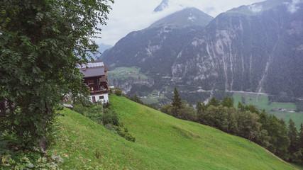 Fototapeta na wymiar house in the alps