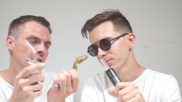 two doctors use hemp through a vaporizer, medical use of marijuana