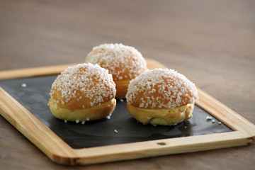 Mini tropéziennes, sur fond ardoise