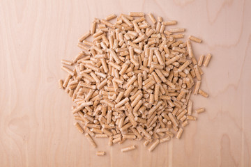 Haufen Holz Pellets auf Holzbrett
