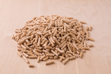 Haufen Holz Pellets auf Holzbrett