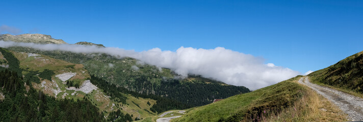 Fototapeta na wymiar Paysage et panorama de montagne en été