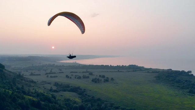 Speed flight of the parafoil at the sunset