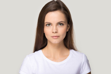 Fototapeta premium Portret Headshot tysiącletniej młodej kobiety na białym tle w studio