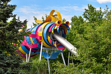 The garden of Dragon is a free play area for children in Parc de la Villette. The colorful Dragon slide, made of steel, measures 25 meters in length.