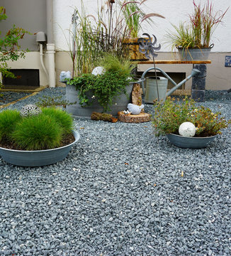 grauer Vorgarten Steinplatten Weg