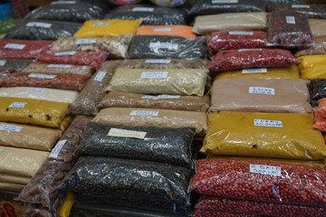 essen früchte auf einem markt in auf madagaskar in afrika 