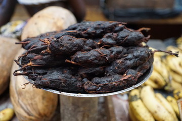 essen früchte auf einem markt in auf madagaskar in afrika 