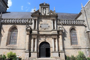 Fototapeta na wymiar Eglise Saint Gildas dans la ville de Auray - Département Morbihan - Bretagne - France - Extérieur de l'Eglise