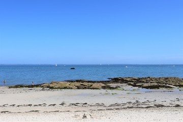 Fototapeta na wymiar Plage de sable sur la presqu'île de Quiberon - Département Morbihan - Bretagne - France