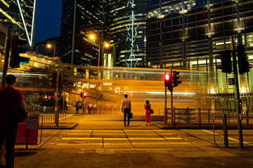夜の近未来的な高層ビルで遭遇する透き通る乗り物