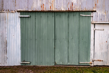 Obraz na płótnie Canvas country garage doors
