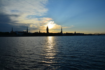 Skyline Riga Lettonie au lever du soleil
