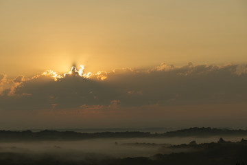 Fototapeta na wymiar Automne la brume inonde la vallée alors que se lève un soleil automnal dans de sublimes couleurs