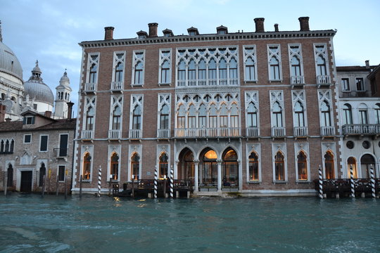 Navegando por los canales de Venecia