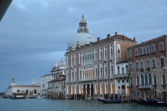 Navegando por los canales de Venecia