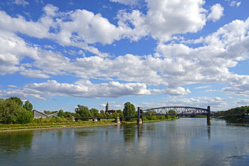 historische Hubbrücke in Magdeburg über die Elbe