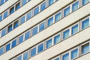 Sehr beeindruckende Fassade eines mehrstöckigen Hauses im hellen Sonnenlicht.