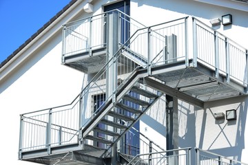 Stahl-Außentreppe (Feuertreppe) an einem neu gebauten Mehrfamilienhaus
