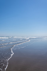 千葉県　九十九里浜の広大な砂浜と青い空