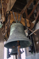 Fototapeta premium Sinos de uma torre ao lado da Catedral em Veneza, os sinos ficavam fora da catedral em uma torre ao lado.