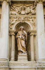 Fototapeta premium Estátuas, bustos e medalhões de paredes coladas a várias fachadas da cidade e parques em toda a Europa, obras colocadas nas ruas para embelezar as cidades.