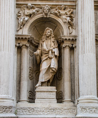 Fototapeta premium Estátuas, bustos e medalhões de paredes coladas a várias fachadas da cidade e parques em toda a Europa, obras colocadas nas ruas para embelezar as cidades.