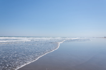 千葉県　九十九里浜の広大な砂浜と青い空