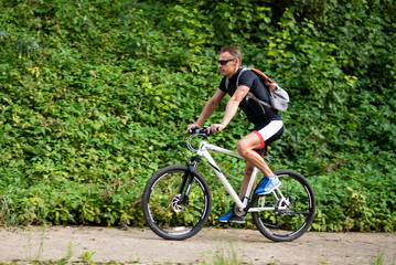 Obraz premium A man on a bicycle descends from the mountain.