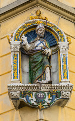 Fototapeta premium Estátuas, bustos e medalhões de paredes coladas a várias fachadas da cidade e parques em toda a Europa, obras colocadas nas ruas para embelezar as cidades.