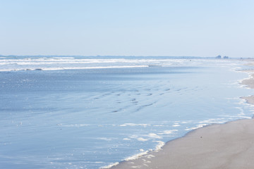 千葉県　九十九里浜の広大な砂浜と青い空