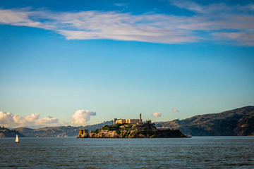 Obraz premium Alcatraz island with late evening sun higlighting the buildings