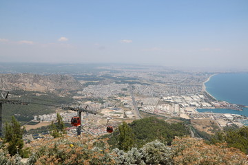 Blick von Aussichtplattform auf Seilbahn und Antalya 