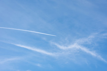 青い空と飛行機雲
