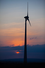 Fototapeta na wymiar Ein Windrad im Sonnenuntergang