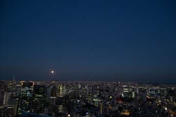 Obraz premium Nocny widok Tokio i super księżyc