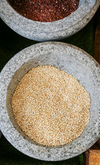 Raw quinoa seeds