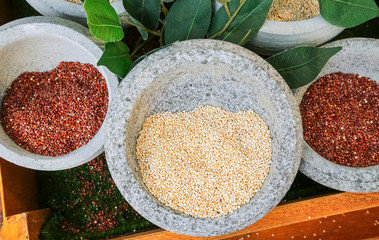 Raw quinoa seeds