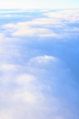 上空　雲の上より空撮