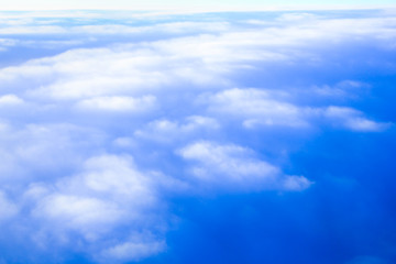 上空　雲の上より空撮