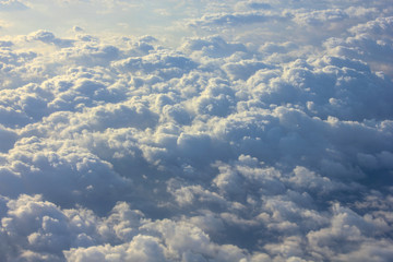 上空　雲の上より空撮