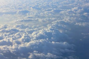 上空　雲の上より空撮