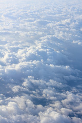 上空　雲の上より空撮