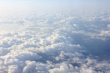 上空　雲の上より空撮