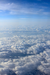 上空　雲の上より空撮