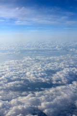 上空　雲の上より空撮