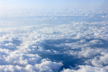 上空　雲の上より空撮